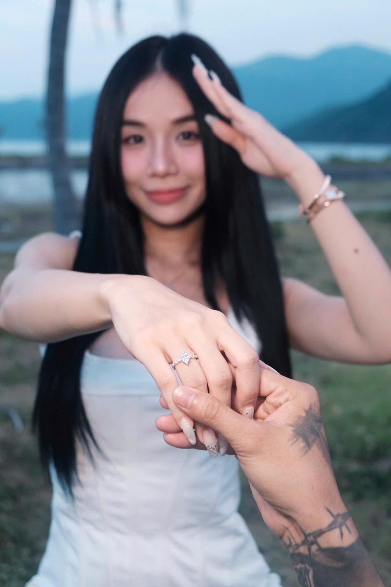 Hot face sao Viet: Dat G thong bao cau hon ban gai Cindy Lu