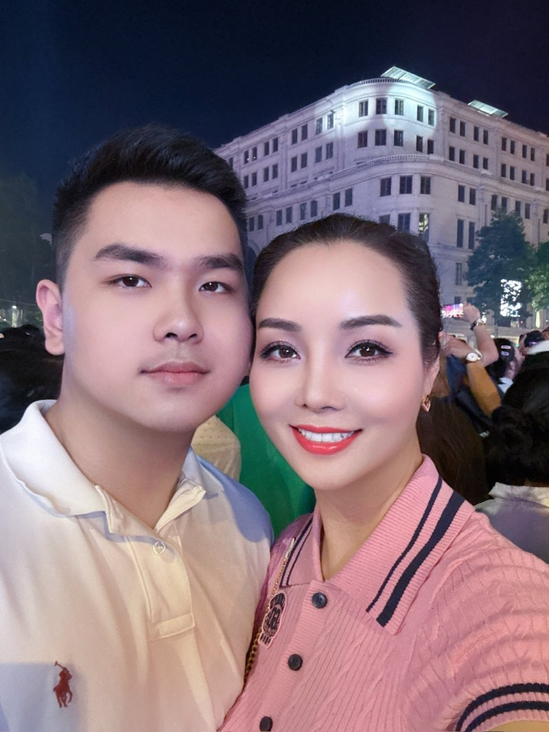 Hot face sao Viet: Nhat Kim Anh ghe Can Tho tham con trai-Hinh-7