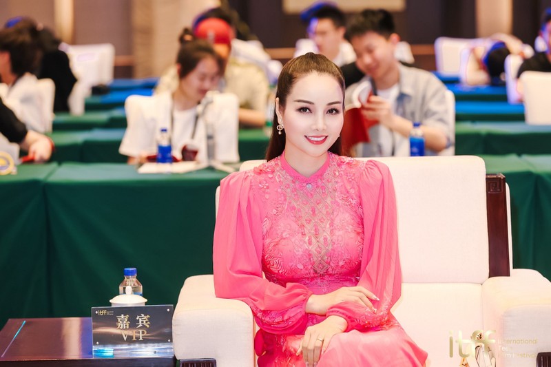 Hot face sao Viet: La Thanh Huyen cung gia dinh du lich Hue-Hinh-9