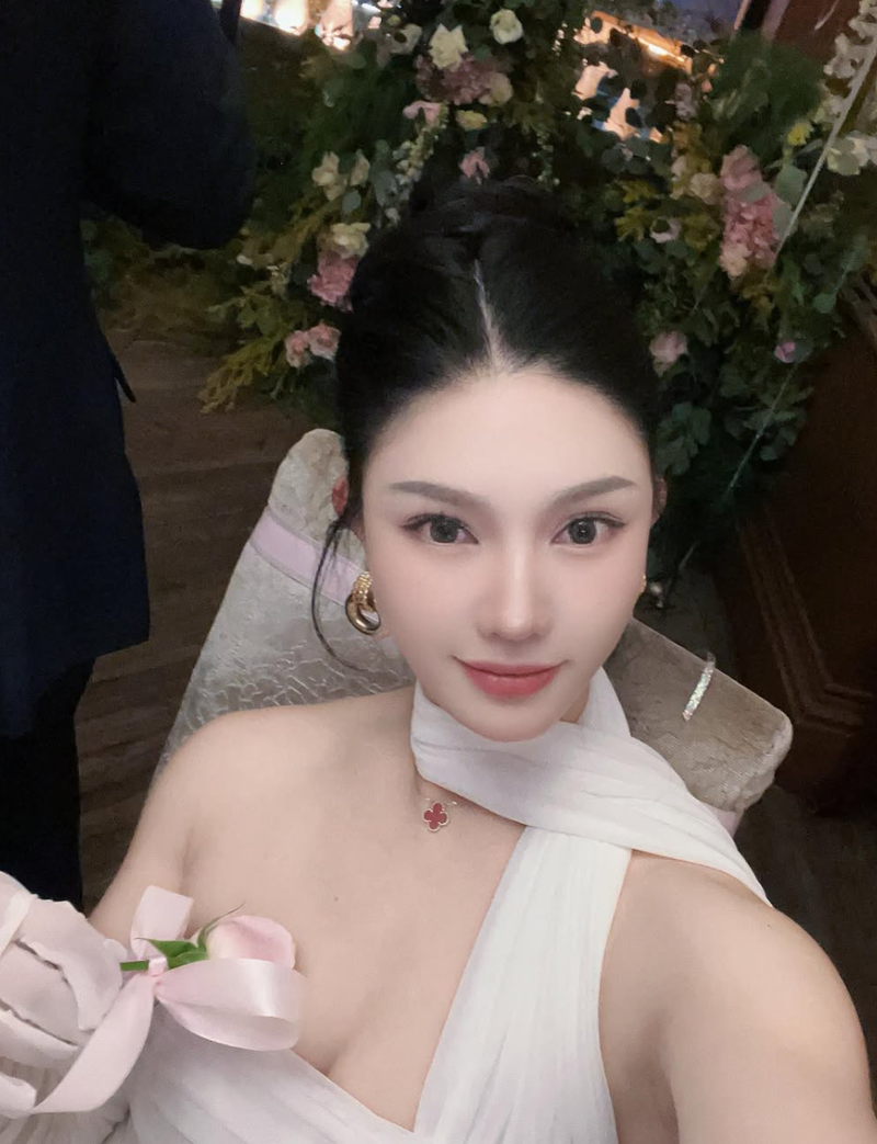 My nhan xu Trung khoe vong 3 gan 1m tren xe phan khoi lon-Hinh-4