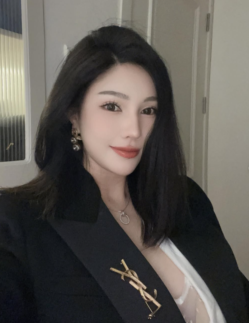 My nhan xu Trung khoe vong 3 gan 1m tren xe phan khoi lon-Hinh-5
