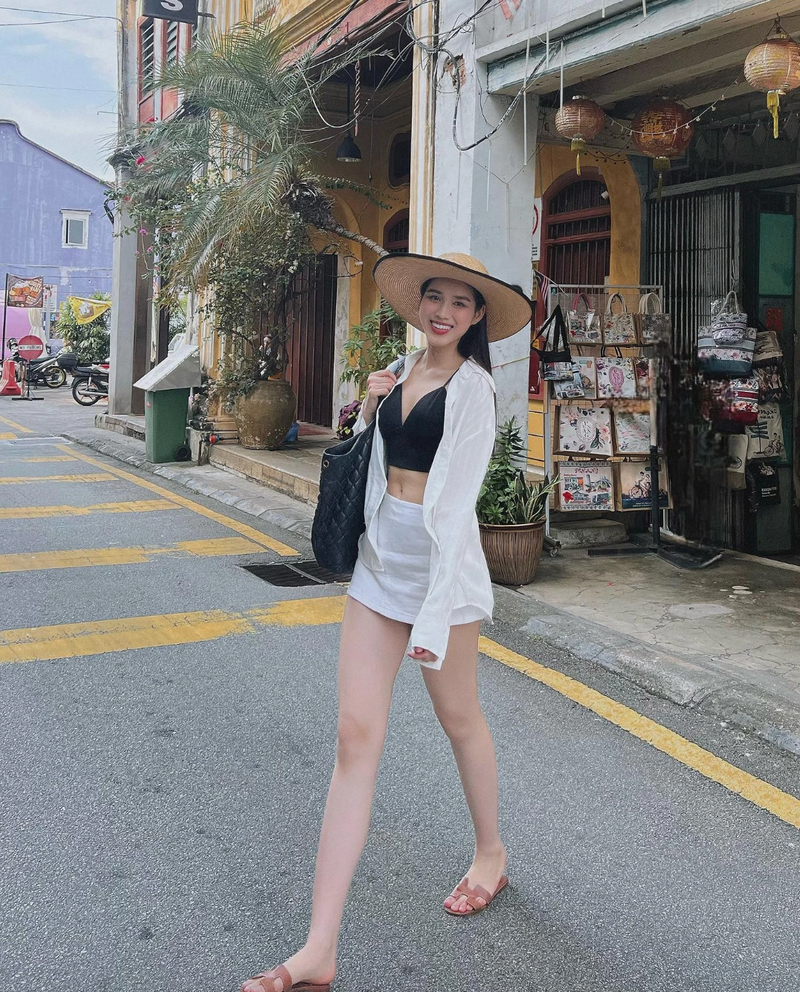 Do Thi Ha cham dien vay sieu ngan trong cac chuyen du lich-Hinh-11