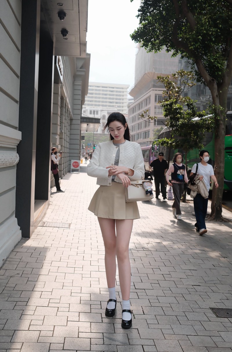 Do Thi Ha cham dien vay sieu ngan trong cac chuyen du lich-Hinh-2