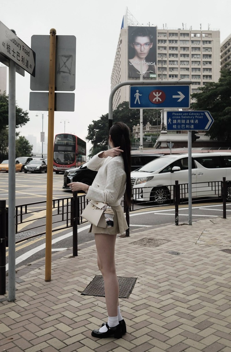 Do Thi Ha cham dien vay sieu ngan trong cac chuyen du lich-Hinh-3