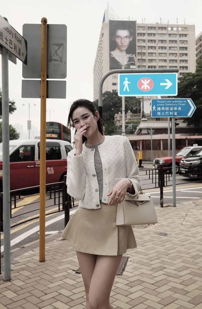Do Thi Ha cham dien vay sieu ngan trong cac chuyen du lich-Hinh-4