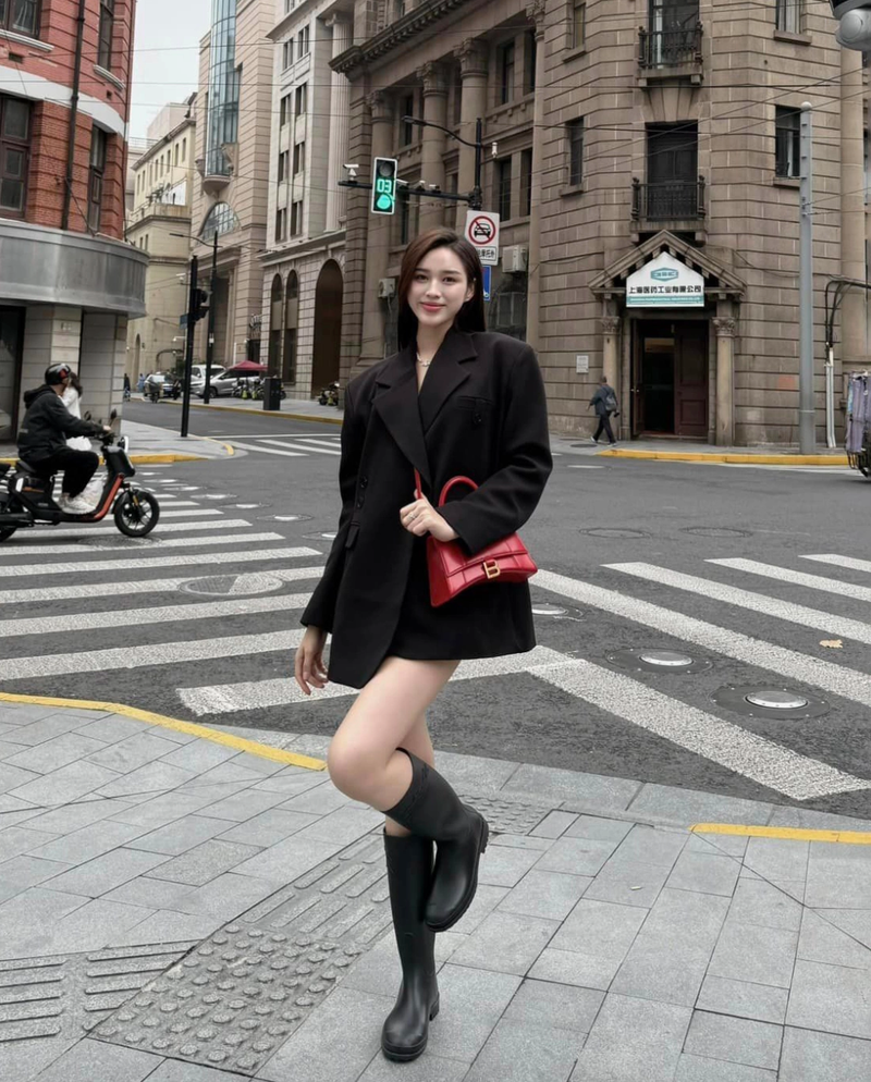 Do Thi Ha cham dien vay sieu ngan trong cac chuyen du lich-Hinh-5