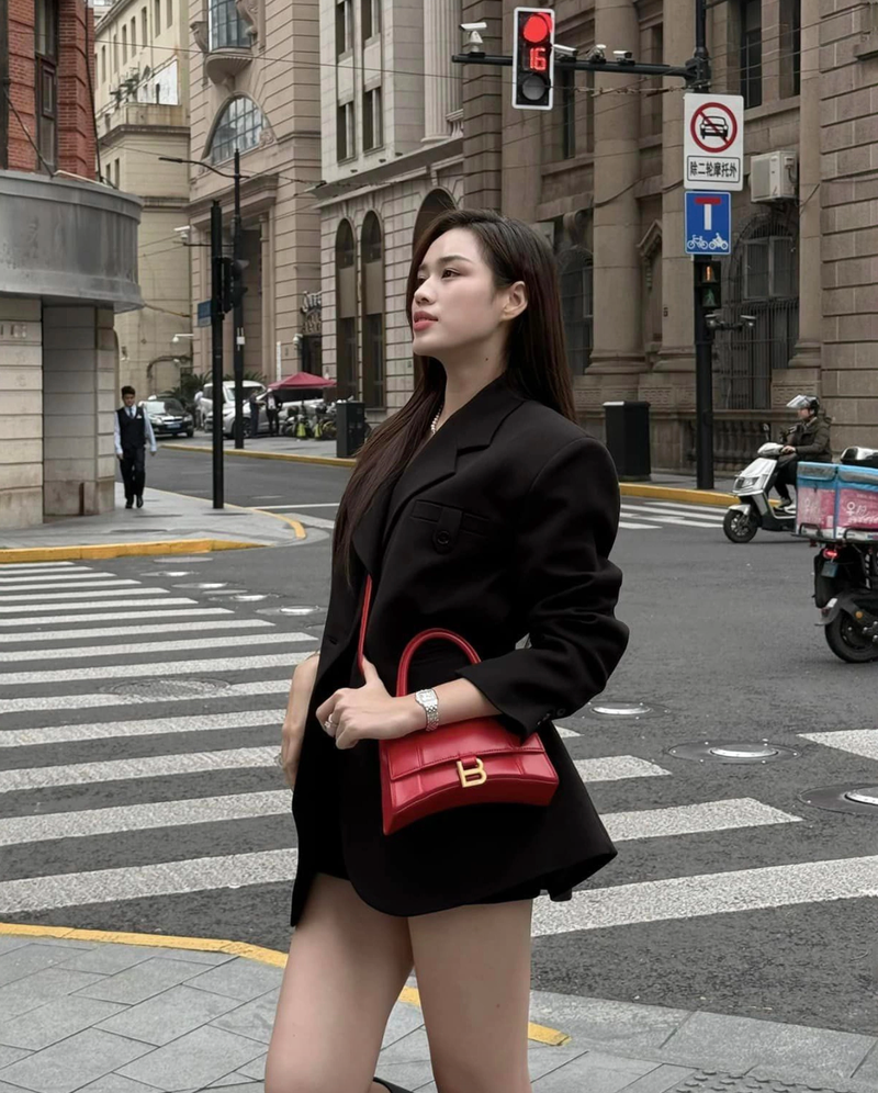 Do Thi Ha cham dien vay sieu ngan trong cac chuyen du lich-Hinh-6
