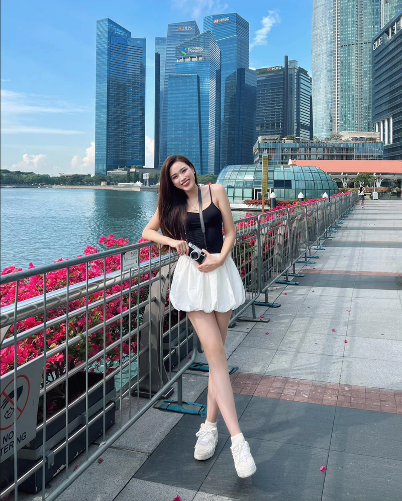 Do Thi Ha cham dien vay sieu ngan trong cac chuyen du lich-Hinh-7
