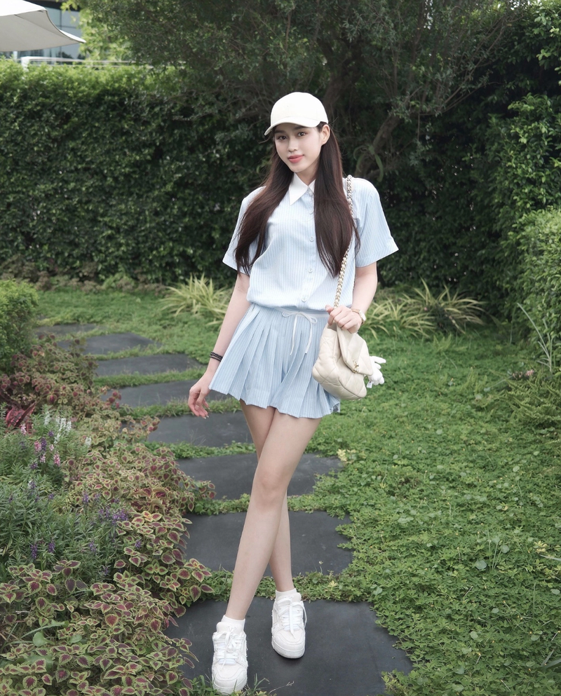 Do Thi Ha cham dien vay sieu ngan trong cac chuyen du lich-Hinh-9