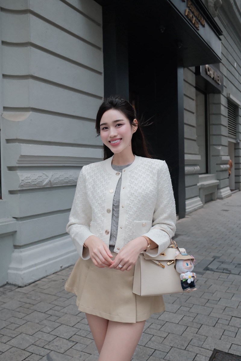 Do Thi Ha cham dien vay sieu ngan trong cac chuyen du lich