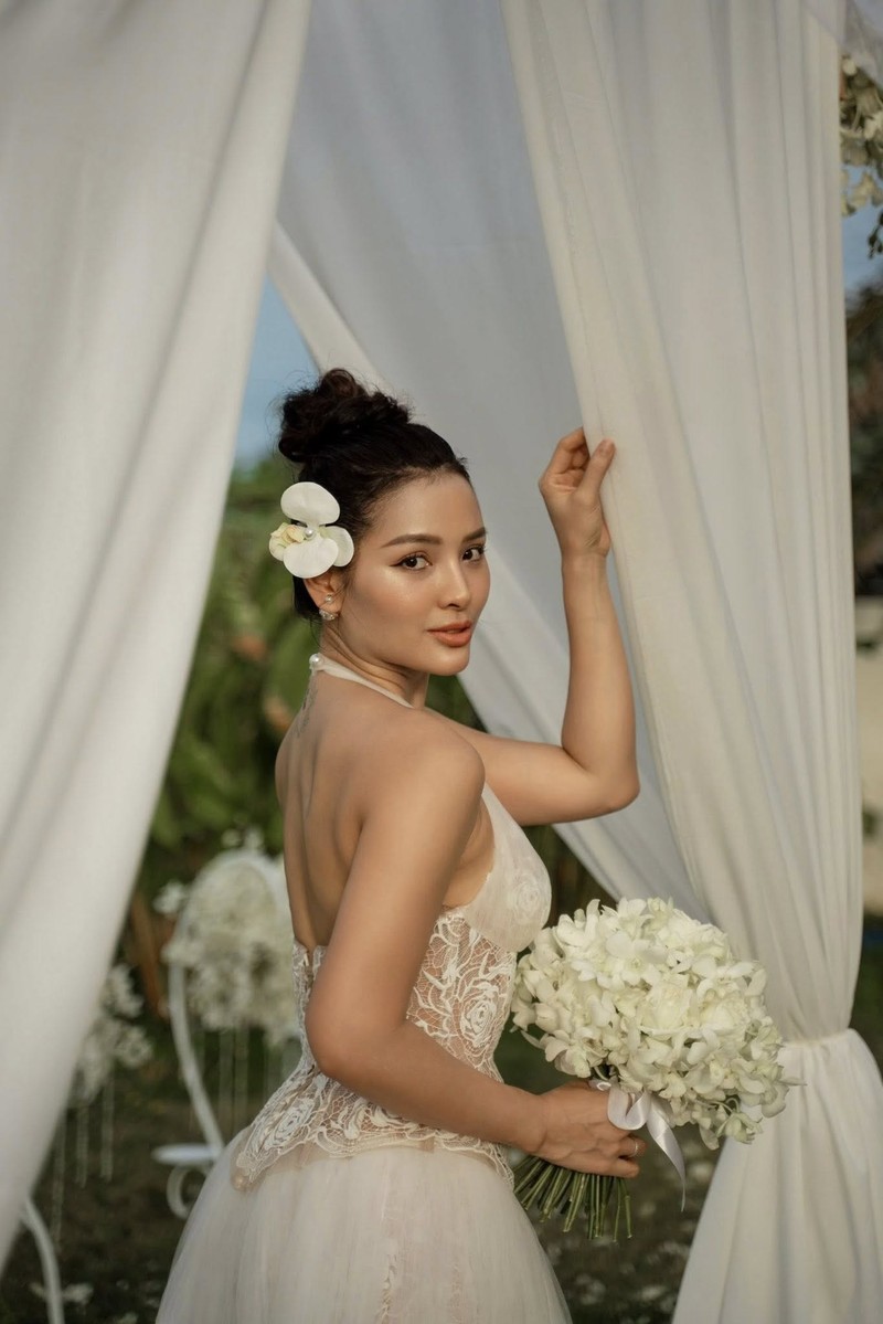 Hot face sao Viet: Hoa hau Bao Ngoc dien vay vang lap lanh-Hinh-10