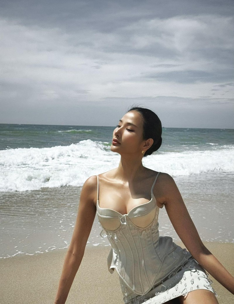Hot face sao Viet: Hoa hau Bao Ngoc dien vay vang lap lanh-Hinh-4