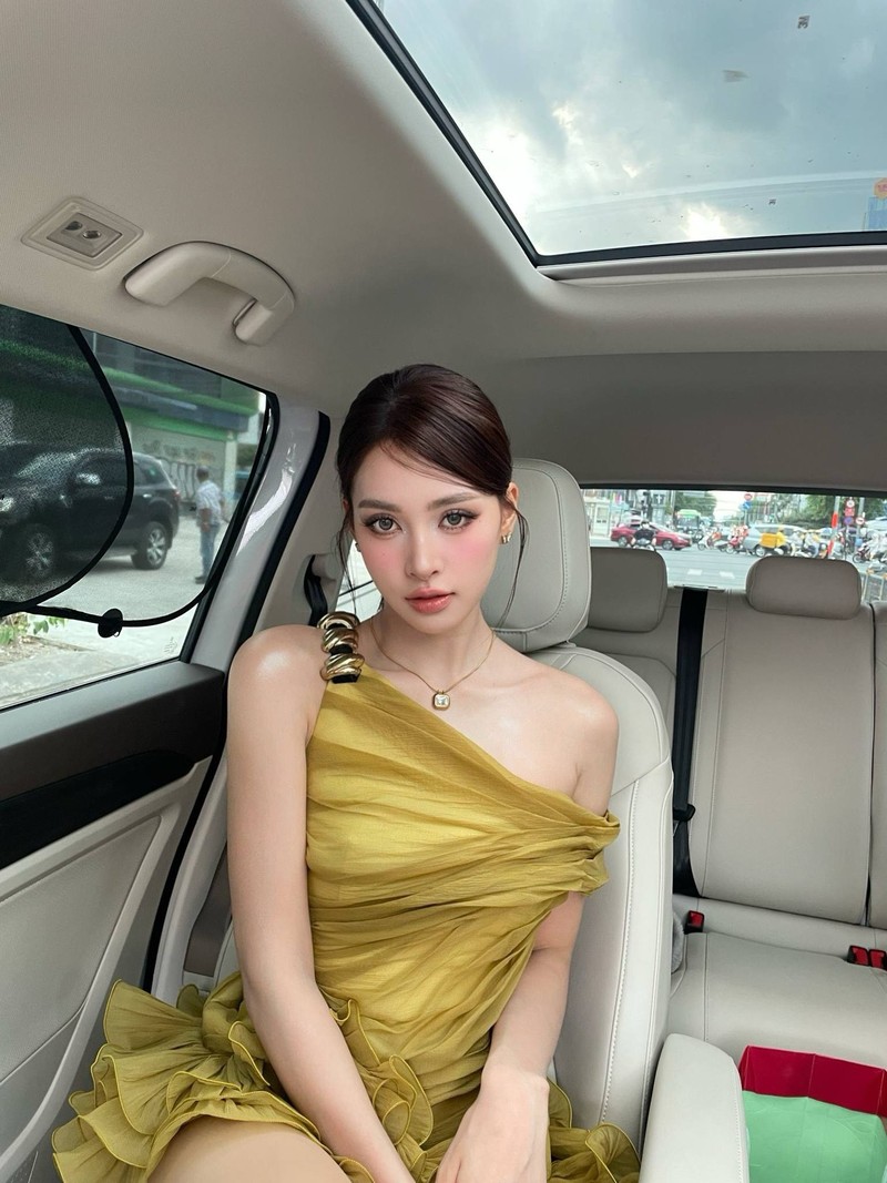 Hot face sao Viet: Huyen Lizzie mac vay ngan goi cam di du lich-Hinh-2