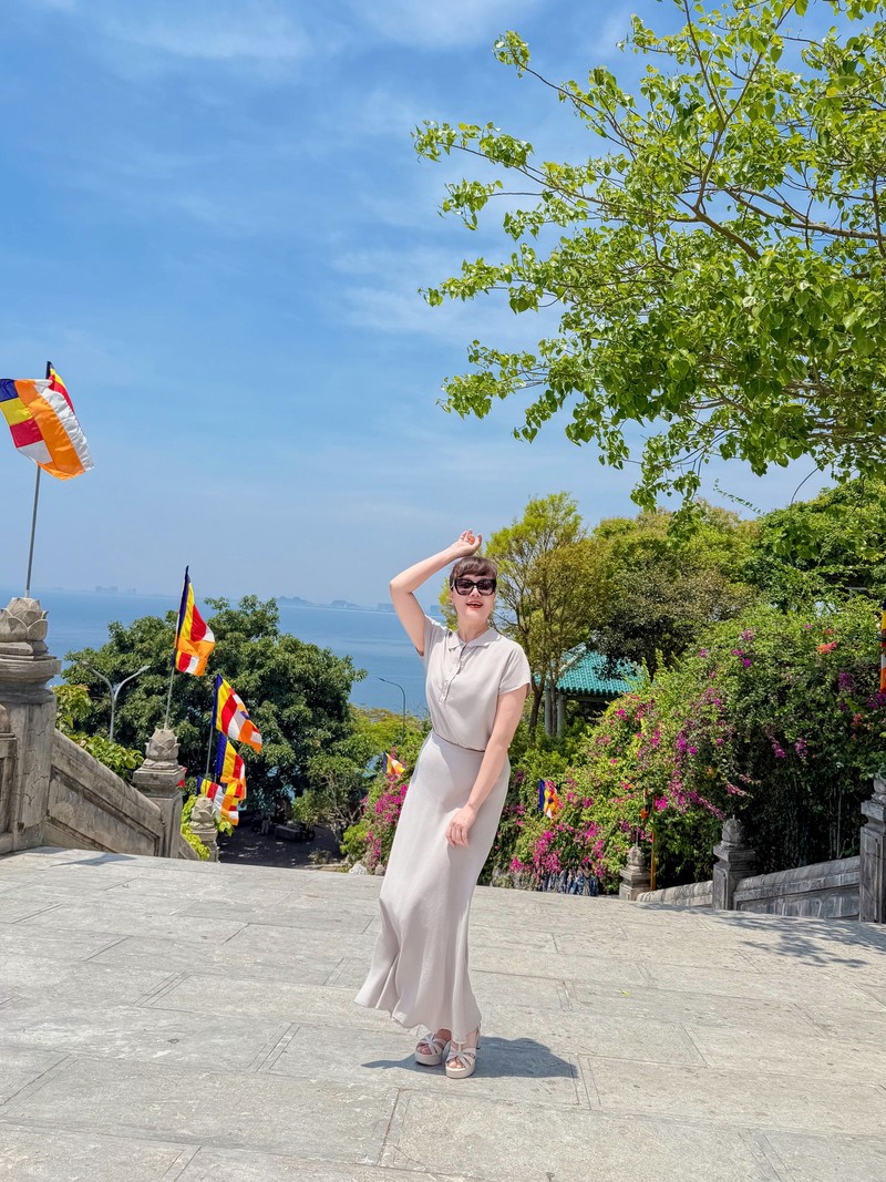 Hot face sao Viet: Huyen Lizzie mac vay ngan goi cam di du lich-Hinh-6