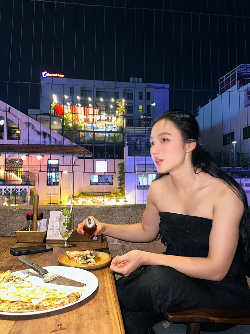 Hot face sao Viet: Huyen Lizzie mac vay ngan goi cam di du lich-Hinh-7