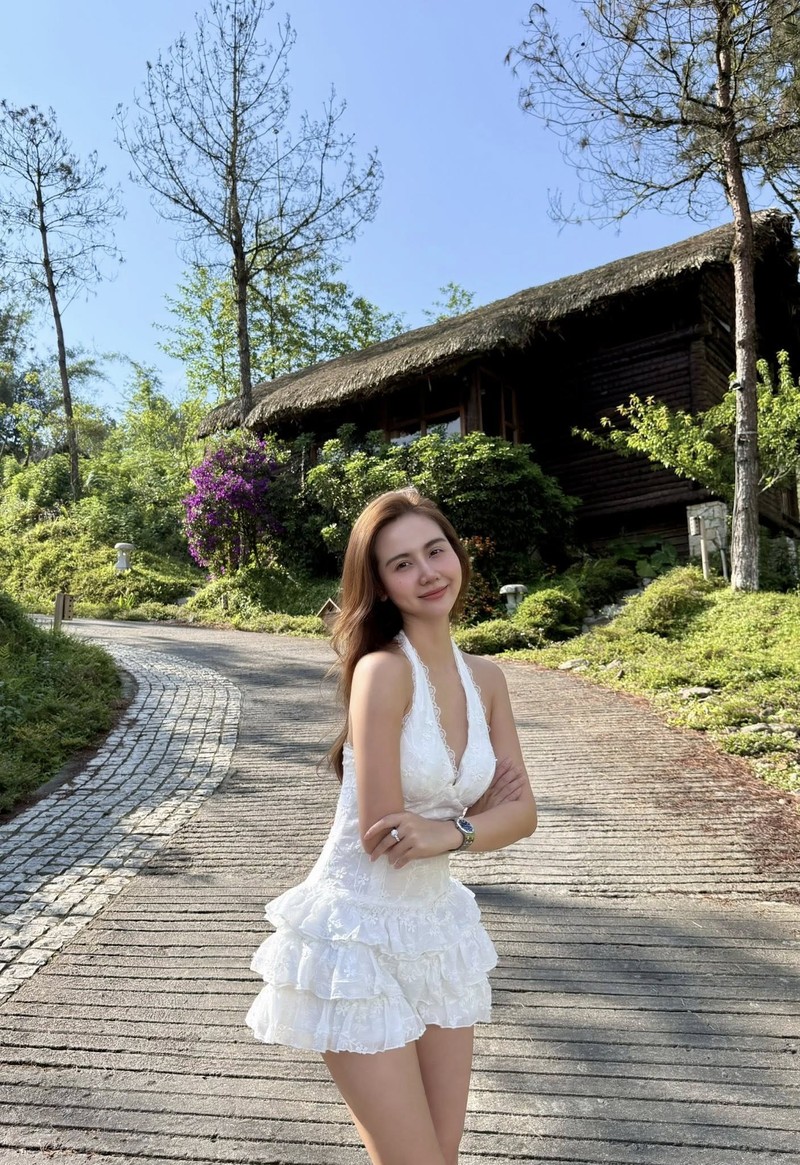 Hot face sao Viet: Huyen Lizzie mac vay ngan goi cam di du lich