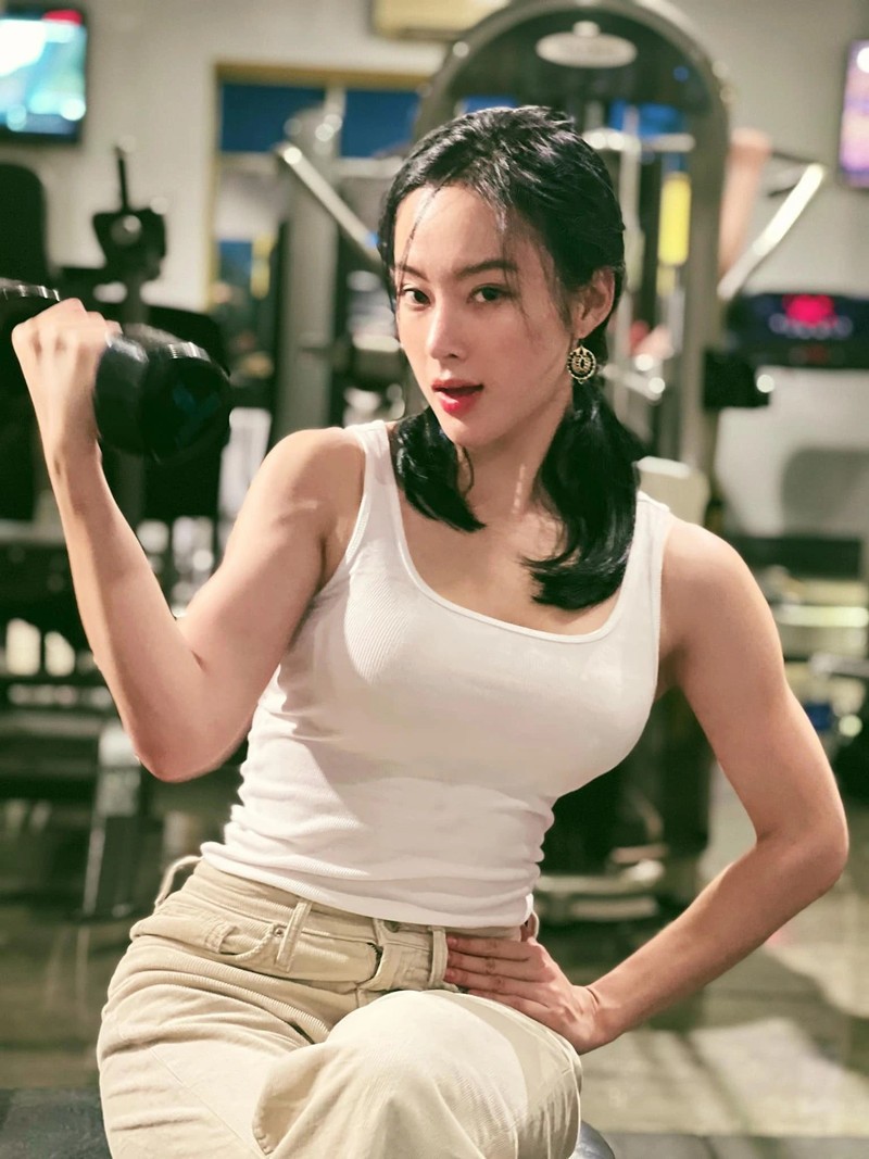Angela Phuong Trinh khoe than hinh 