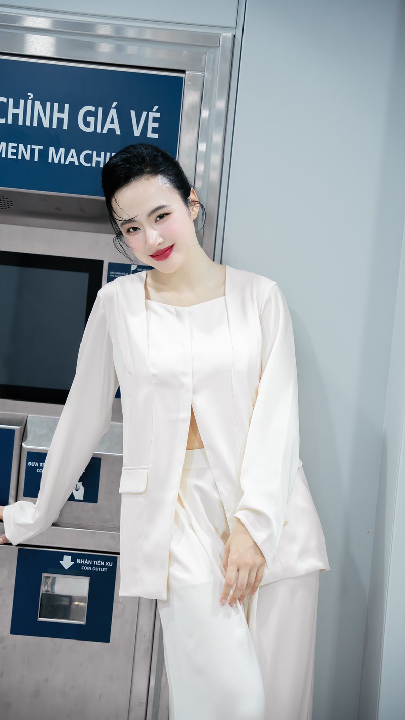 Angela Phuong Trinh khoe than hinh 