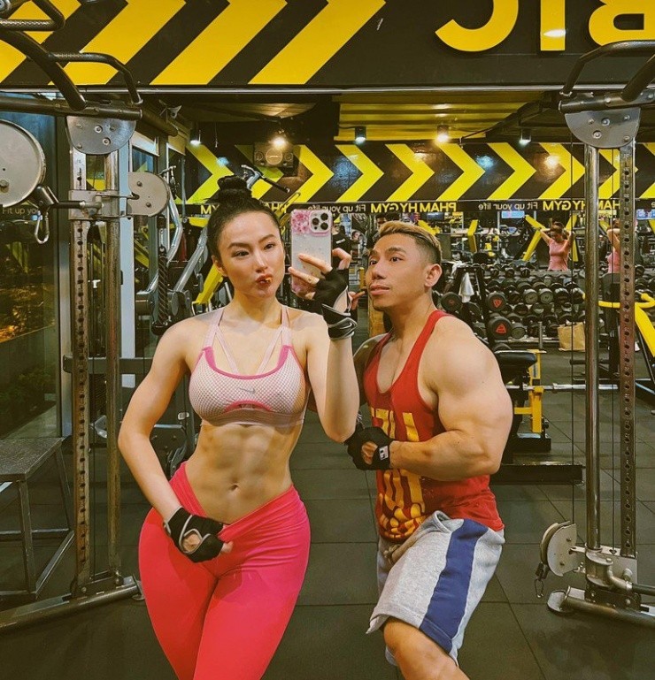 Angela Phuong Trinh khoe than hinh 