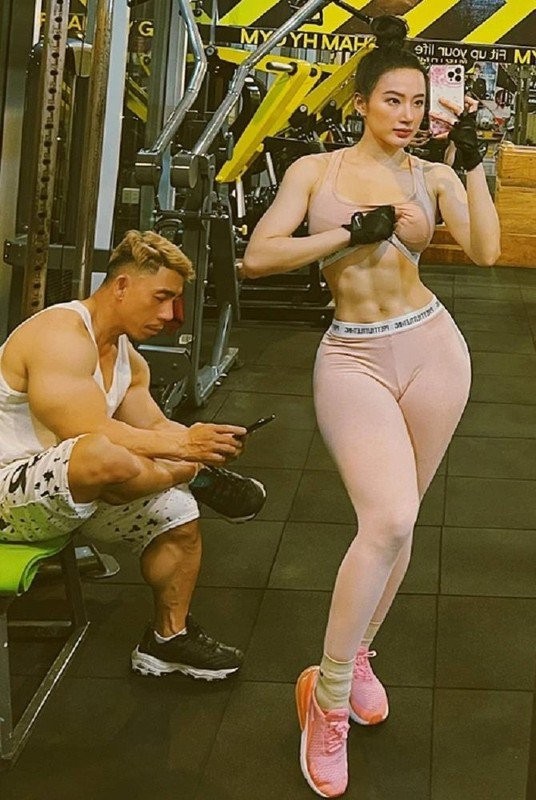 Angela Phuong Trinh khoe than hinh 
