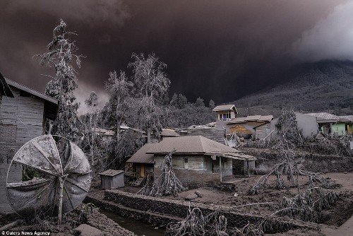 Nui lua phun trao o Indonesia sinh ra bao dien set-Hinh-5