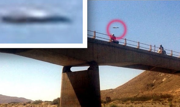 Xon xao UFO chao luon tren cau di bo o Argentina