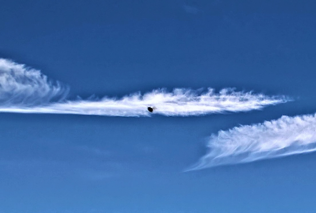 Xon xao vat the la den si nghi UFO ngu tren may-Hinh-3