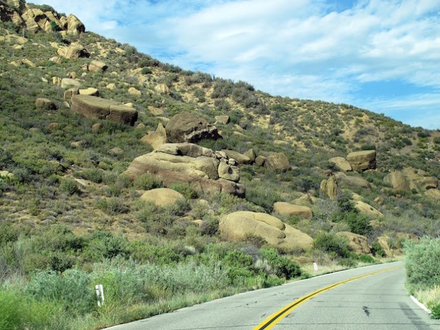 UFO chay sang phot ra tu vach nui o Nam California-Hinh-3