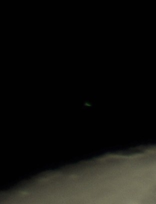 UFO xanh la bi an tiep can mat trang-Hinh-2