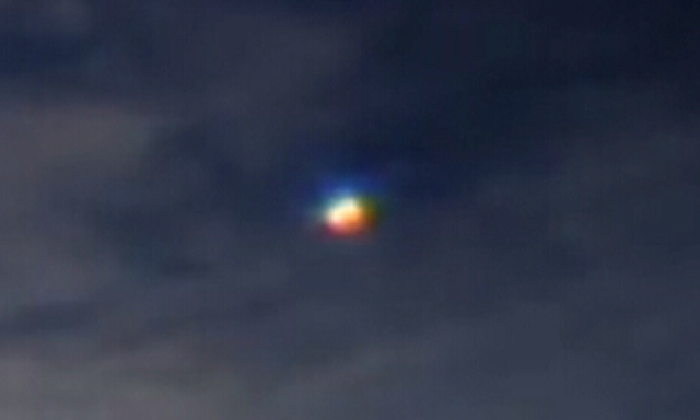 Vat the giong UFO cau vong luon lo quanh Tram vu tru ISS