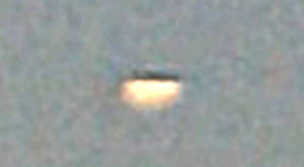 Xon xao UFO den si bay gan Tuong Nu Than Tu Do-Hinh-3