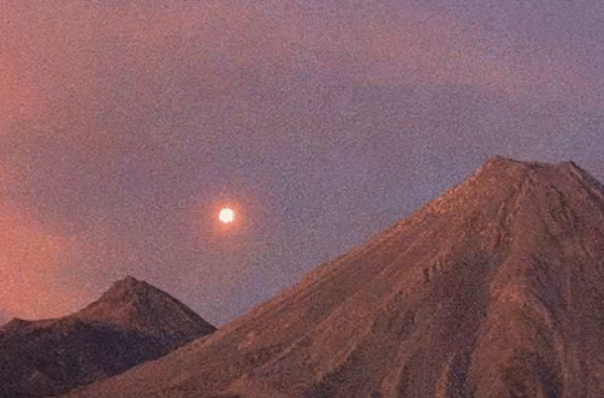 Xon xao UFO chao luon tren dinh nui Colima, Mexico