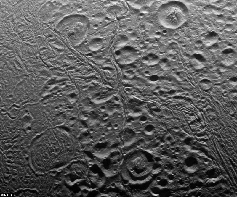 Tim thay sao bien khong lo tren mat trang Enceladus?