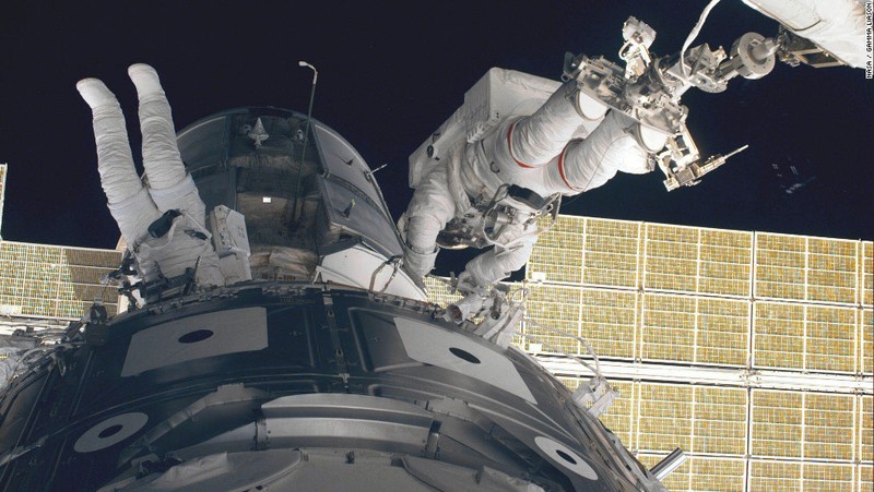 Xon xao vi sinh vat song trong bui sao choi bam tren ISS-Hinh-5