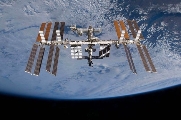Xon xao vi sinh vat song trong bui sao choi bam tren ISS