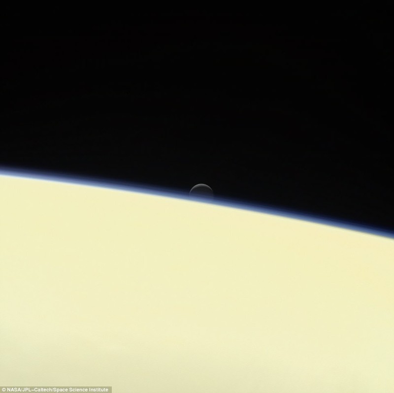Anh "nong hoi" ve mat trang sao Tho do Cassini chup truoc khi tu sat-Hinh-2