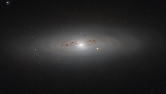 Anh noi bat thien ha NGC 4036 gay sung sot khoa hoc