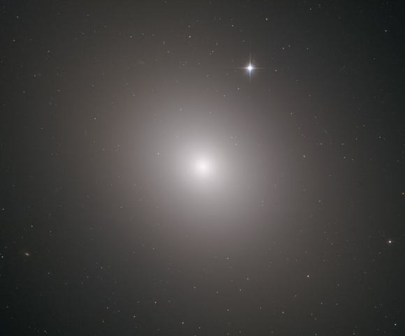 Bat mi thu vi thien ha hinh elip khong lo Messier 49