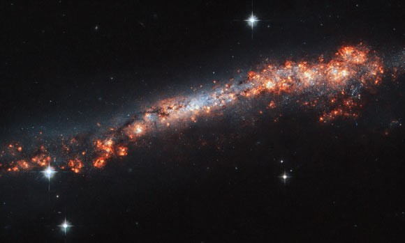 Me man thien ha NGC 3432 voi dien mao quai la