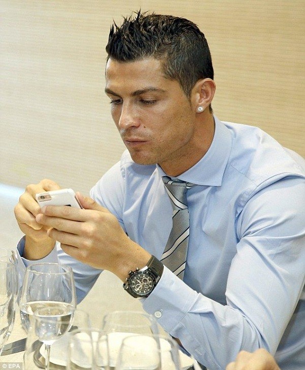 Cristiano Ronaldo cach ly vi Covid-19, muon MXH gui “tam thu” den fan-Hinh-8