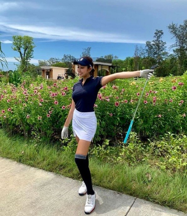 Nhan sac hotgirl lang golf chau A, len hinh la khien fan nao loan-Hinh-11