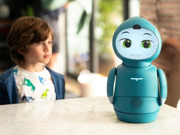 Robot “cute lac loi” Moxie co kha nang lam ban voi tre em