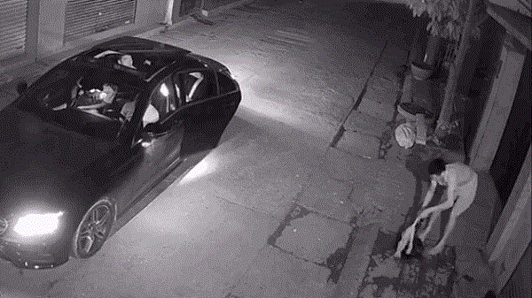 Video: Nhom thanh nien di Mercedes dung sung ban trom meo