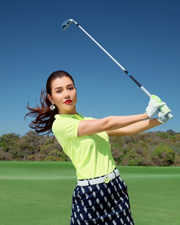 A hoang Golf Queen Hai Anh khoe body 