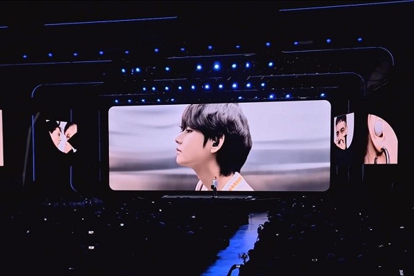 V BTS được netizen khen ngợi là đại sứ Samsung có tâm up ảnh nhắn nhủ  gì mà hãng phải đáp vội