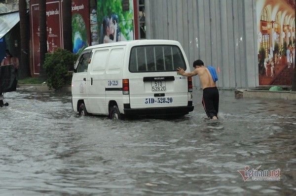 Nguoi Sai Gon nga nhao tren duong ngap lut, giao thong roi loan-Hinh-10