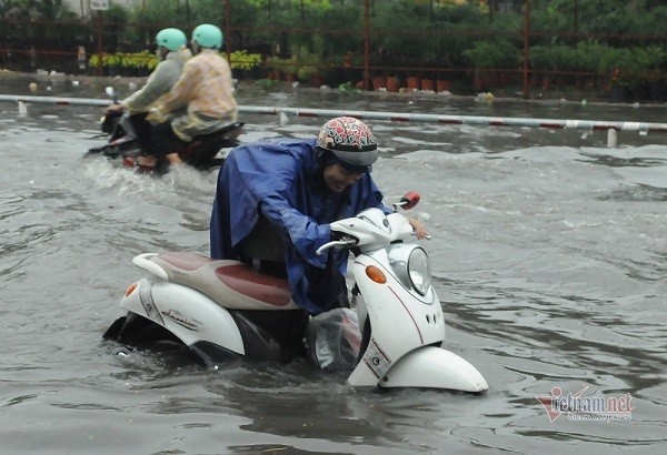 Nguoi Sai Gon nga nhao tren duong ngap lut, giao thong roi loan-Hinh-4