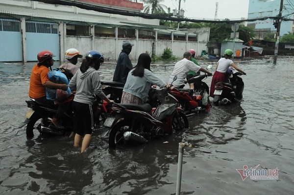 Nguoi Sai Gon nga nhao tren duong ngap lut, giao thong roi loan-Hinh-6