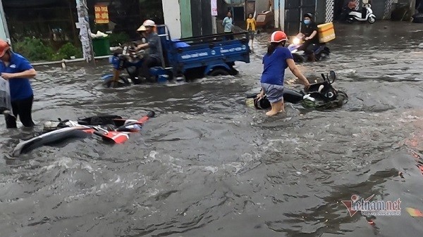 Nguoi Sai Gon nga nhao tren duong ngap lut, giao thong roi loan-Hinh-7