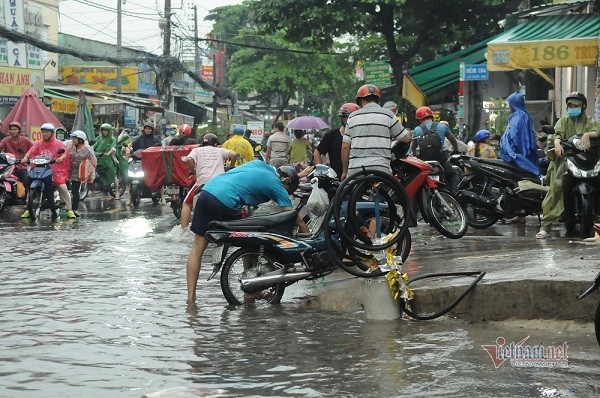 Nguoi Sai Gon nga nhao tren duong ngap lut, giao thong roi loan-Hinh-9